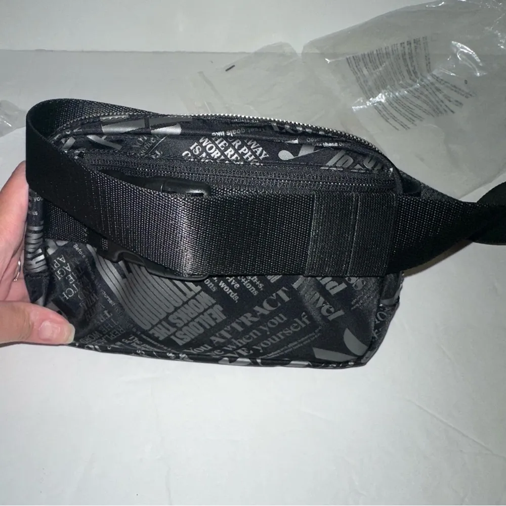 Athletica Everywhere Belt Bag 1L  
Manifesto Print color black & silver - Image 12