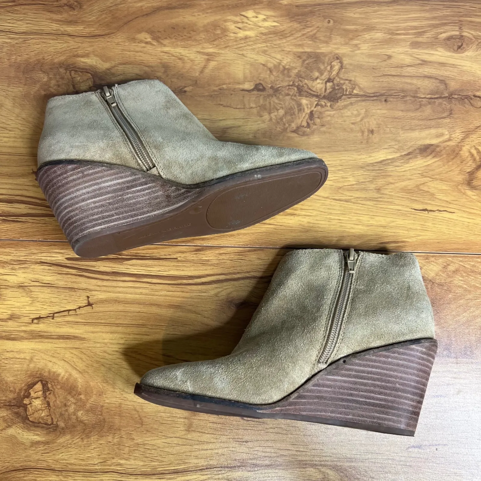 Lucky Brand Suede Wedge Ankle Boots Size 5.5 Tan Side Zip Cut Out NEW - Image 7