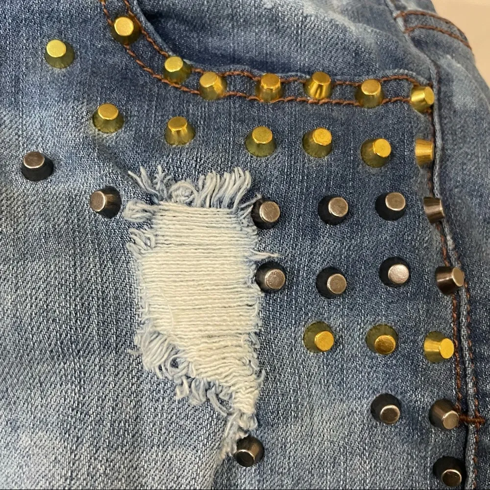 Romeo & Juliet Couture distressed, frayed, distressed jean shorts w/ stu… - Image 10