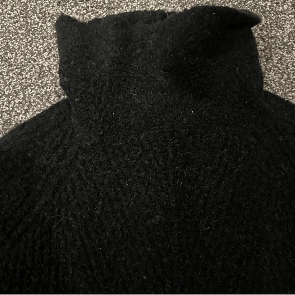 Theory  Moving Rib Boucle Turtleneck Size Medium - Image 9