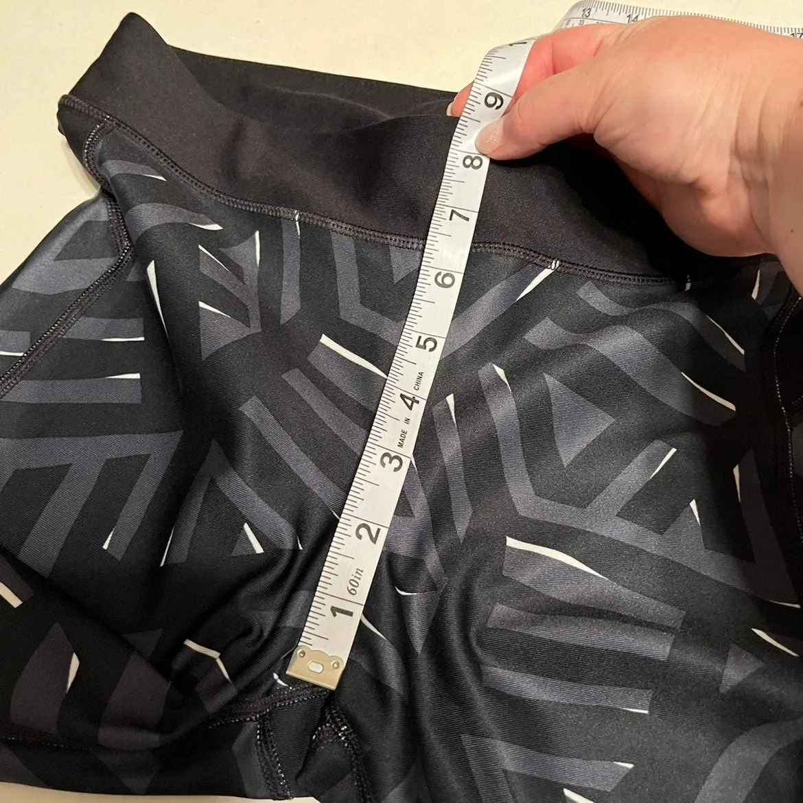 Under Armour women's Size medium‎ cropped capri leggings workout pants - Image 9