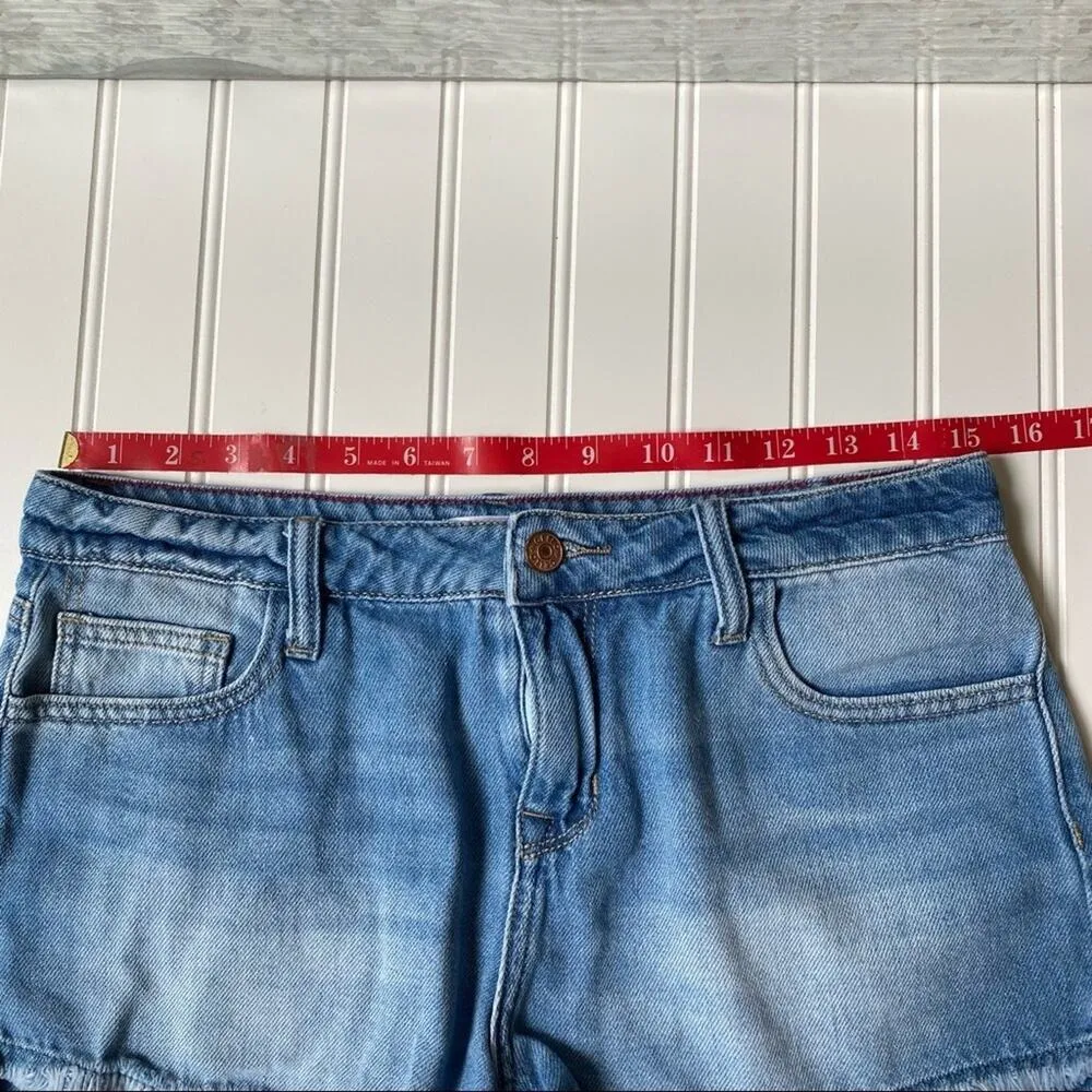 Vestique shorts women's M frayed hem high rise light wash blue denim - Image 4