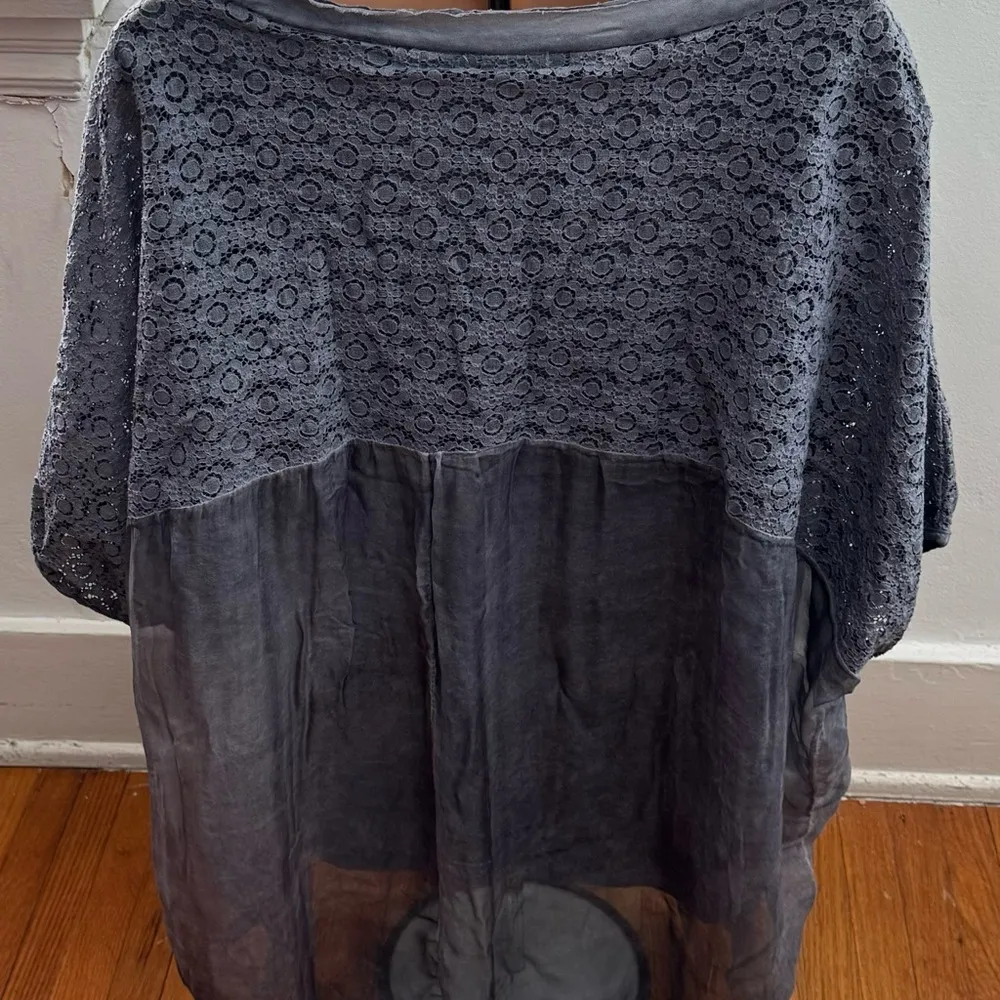 H Trend Made in Italy grey silk 3/4 sleeves blouse, size L boatneck lace lined Gray Size L - Image 2