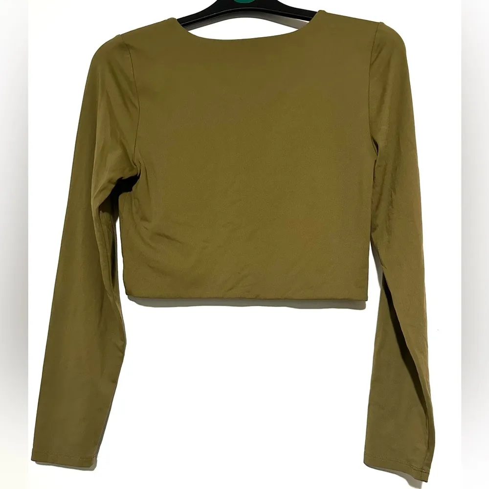 Babaton  Olive Long Sleeve Crop Top Large - Image 2