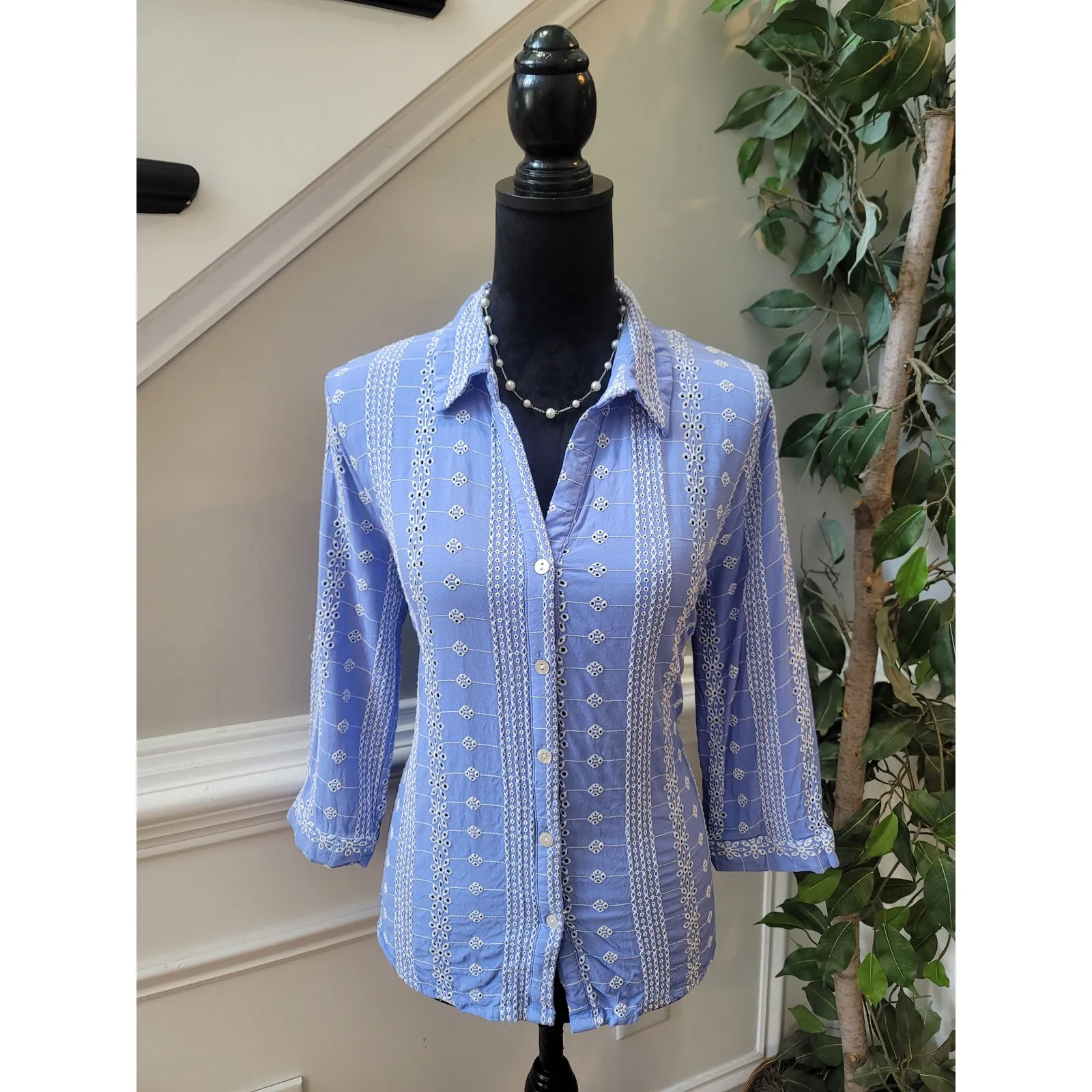 Ultra Pink Button Front Blouse Women's Medium Blue White Floral Embroidered - Image 2