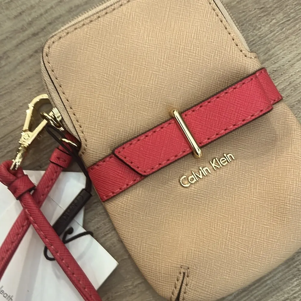 Calvin Klein NWT Tan & Watermelon Pink Leather Wristlet w/Pockets Inside & Out - Image 2