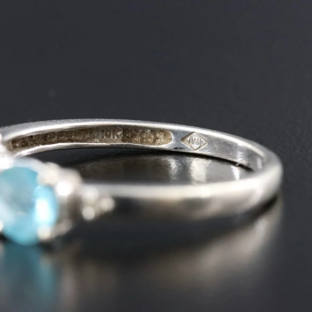 10K SOLID WHITE GOLD BLUE TOPAZ THREE STONE RING (7) - Image 10