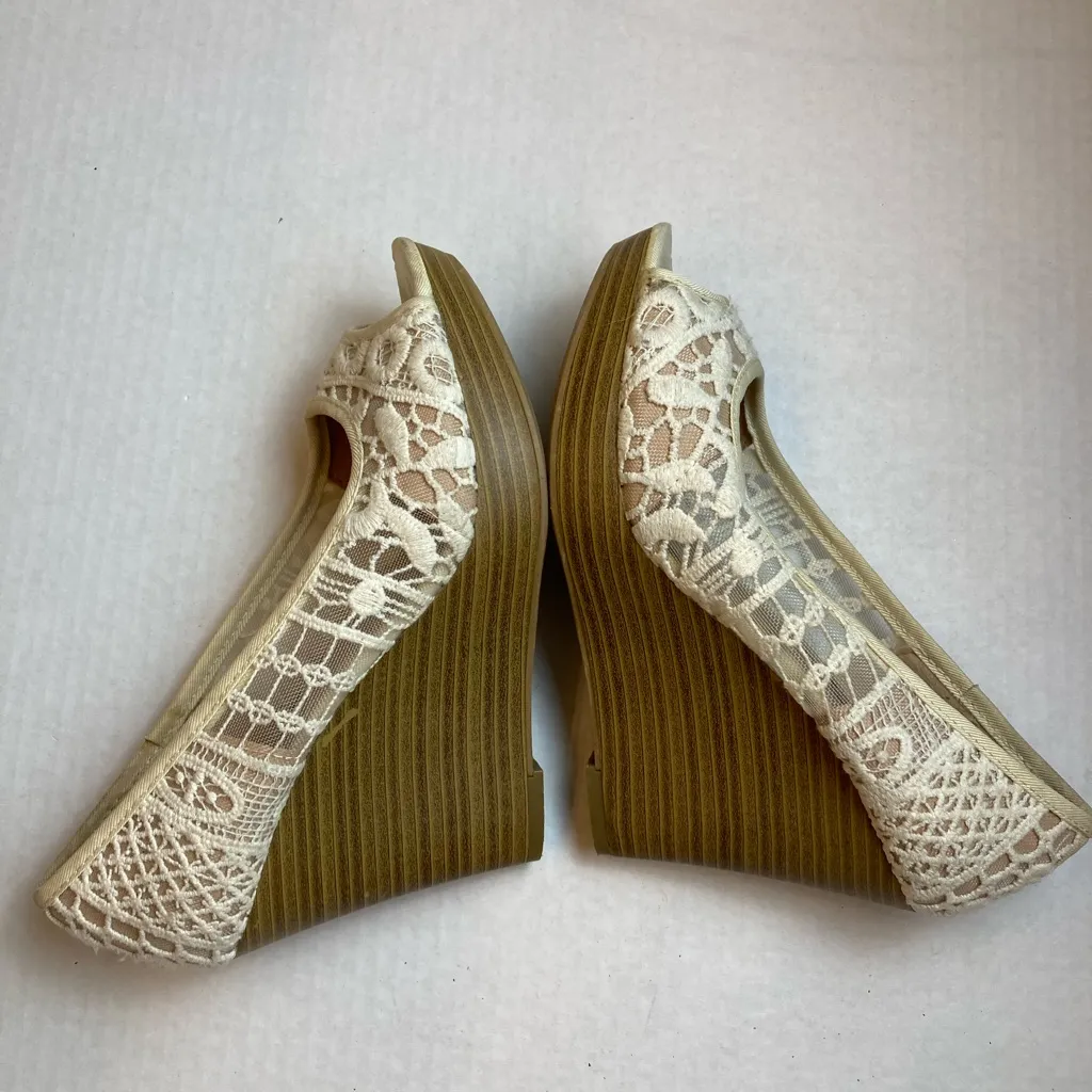 🌸EUC American Eagle Embroidered Ivory Lace With Peek-a-Boo Toe Wedge’s A197 - Image 3