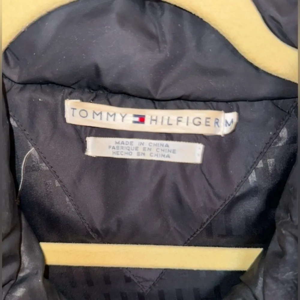 Tommy Hilfiger‎ Women's Black Puffer Vest Size Medium - Image 3