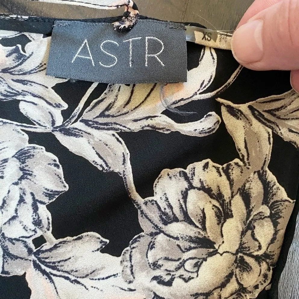 ASTR The‎ Label Faux Wrap Floral Print Tie Waist Midi Dress XS - Image 6