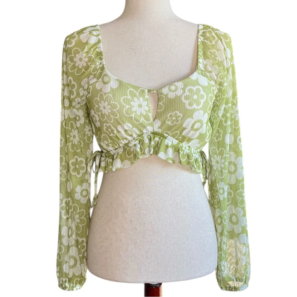 Madden NYC Juniors’ Cropped Keyhole Top with Long Sleeves White Size undefined - Image 3