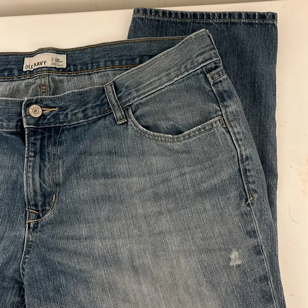 Old Navy cropped light wash jeans slightly distressed - Image 6