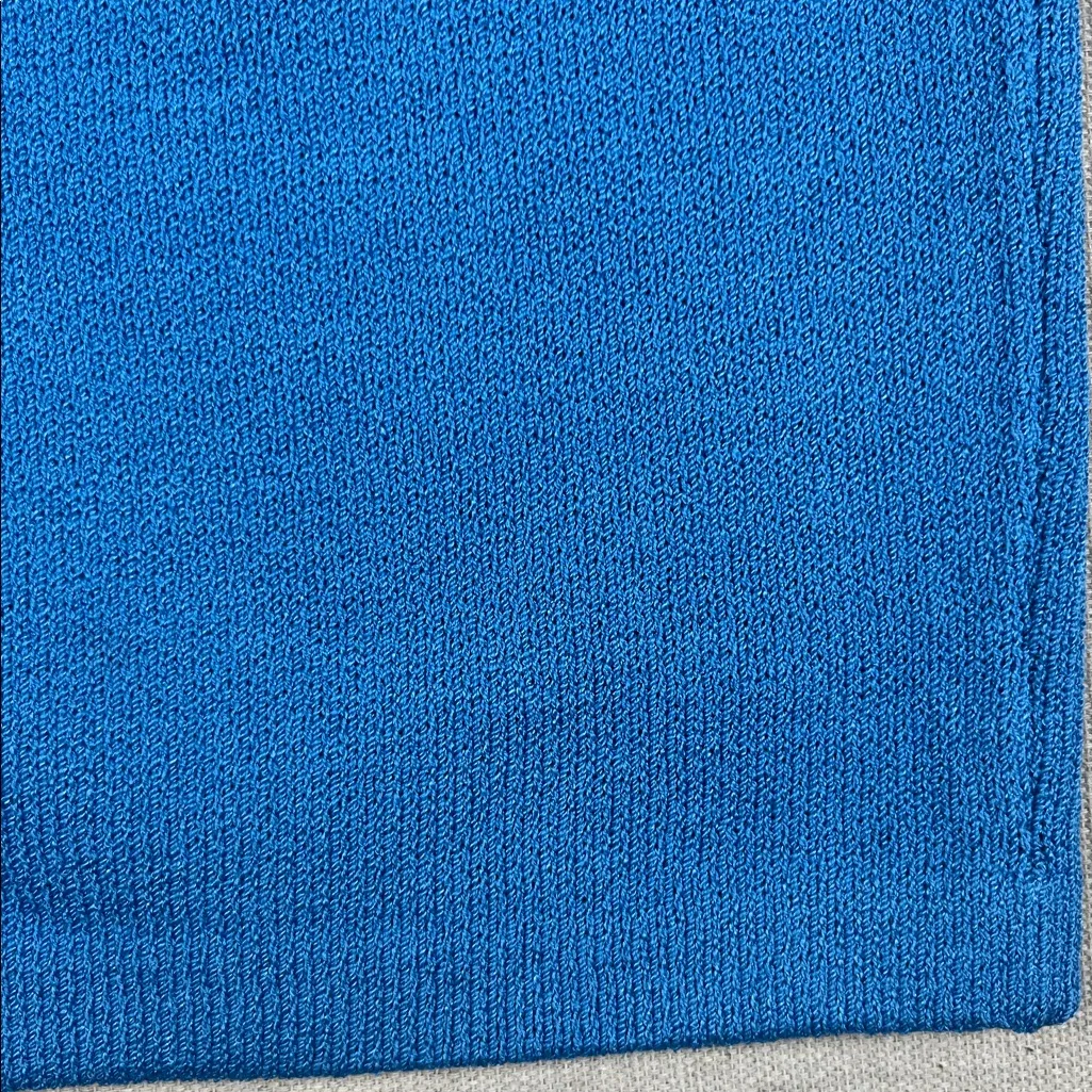 St. John Vibrant Blue Pencil Skirt
Size: 16 - Image 4