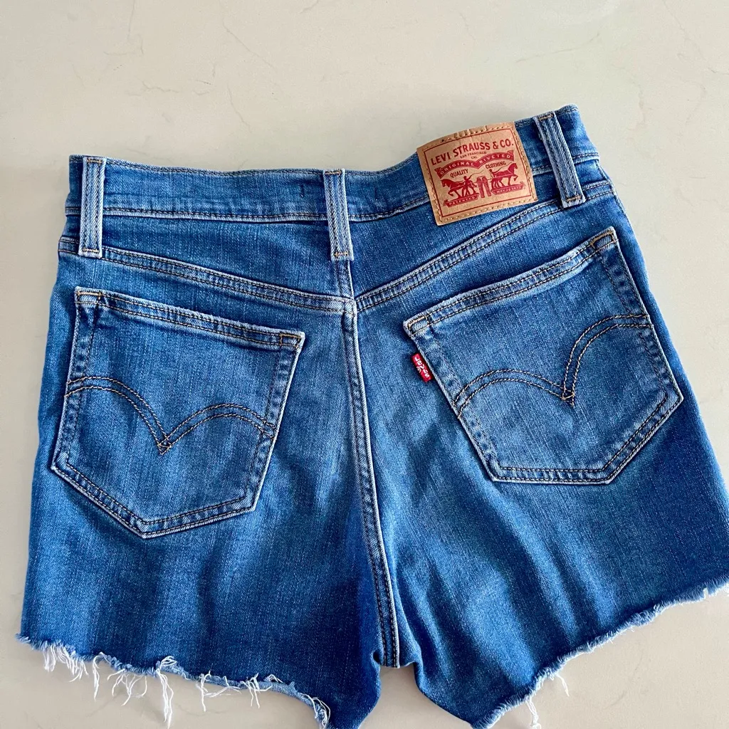 Size 27 High Waisted Stretch Levi Shorts - Image 2