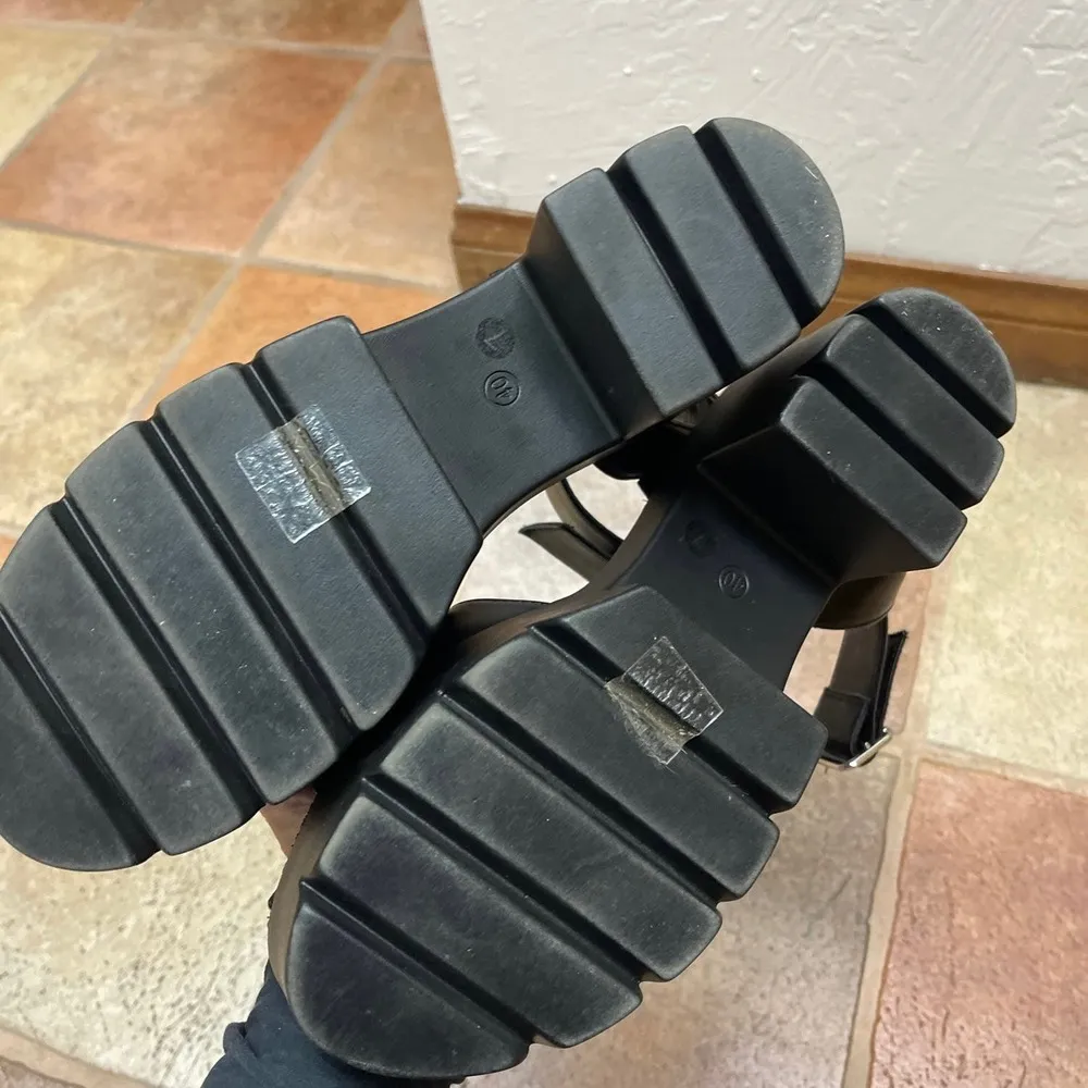 TRUFFLE CHUNKY BLACK SANDAL SIZE 40 - Image 5