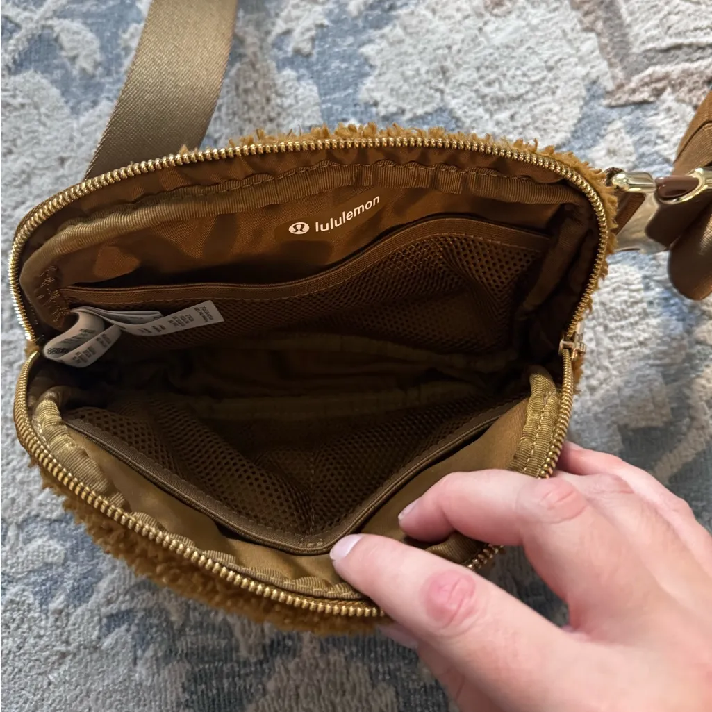 Lululemon Everywhere Belt Bag 1L Burnt Caramel Fleece - Image 3