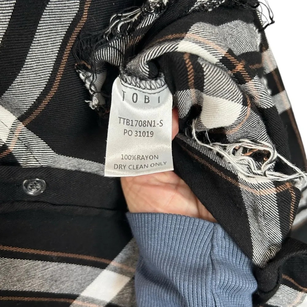 Tobi Collared Flannel Distressed Plaid Cropped Blouse in Black/White Size S - Image 3