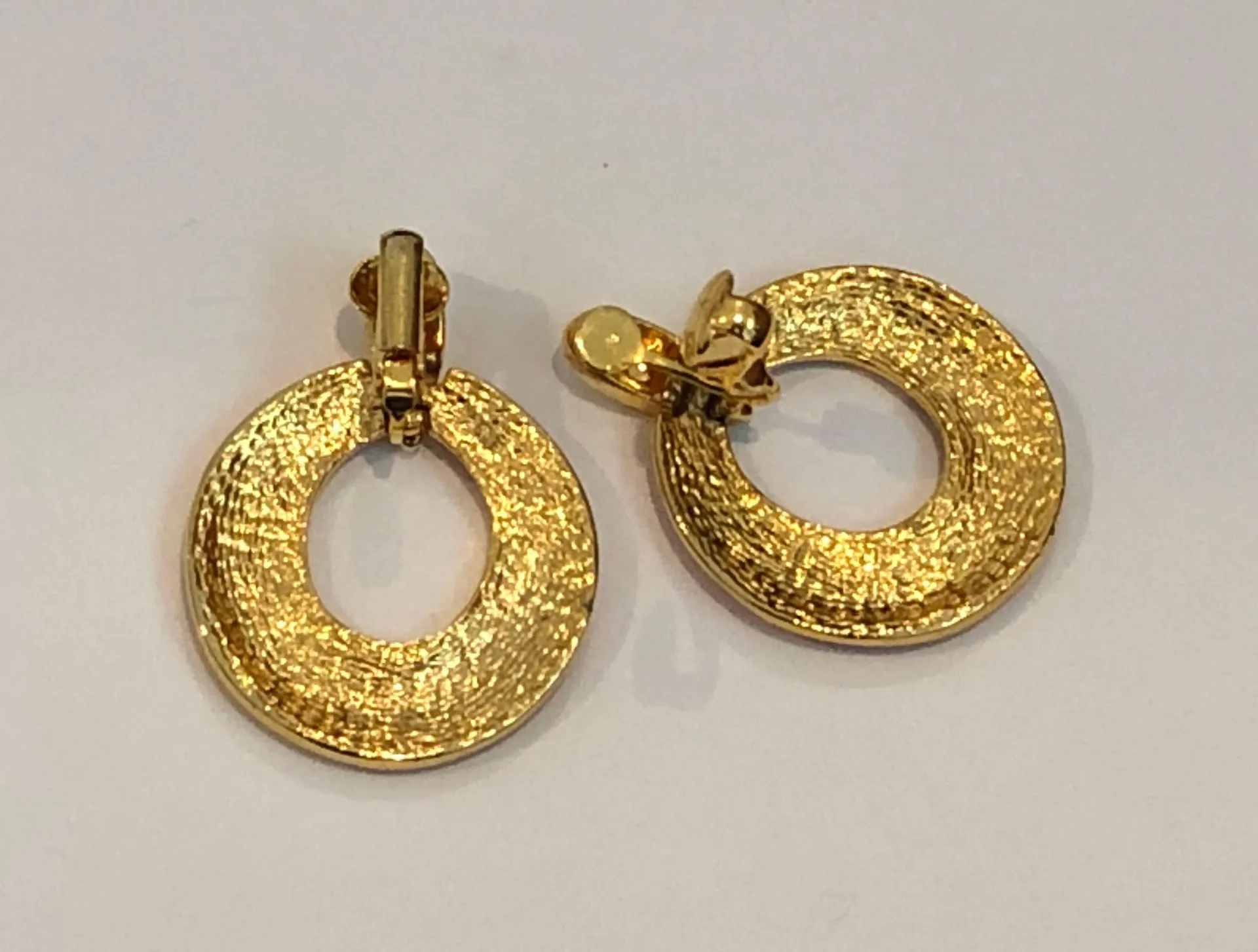 Fabulous Vintage Clip On Earrings Gold Tone E Hot Pink Enamel - Image 3