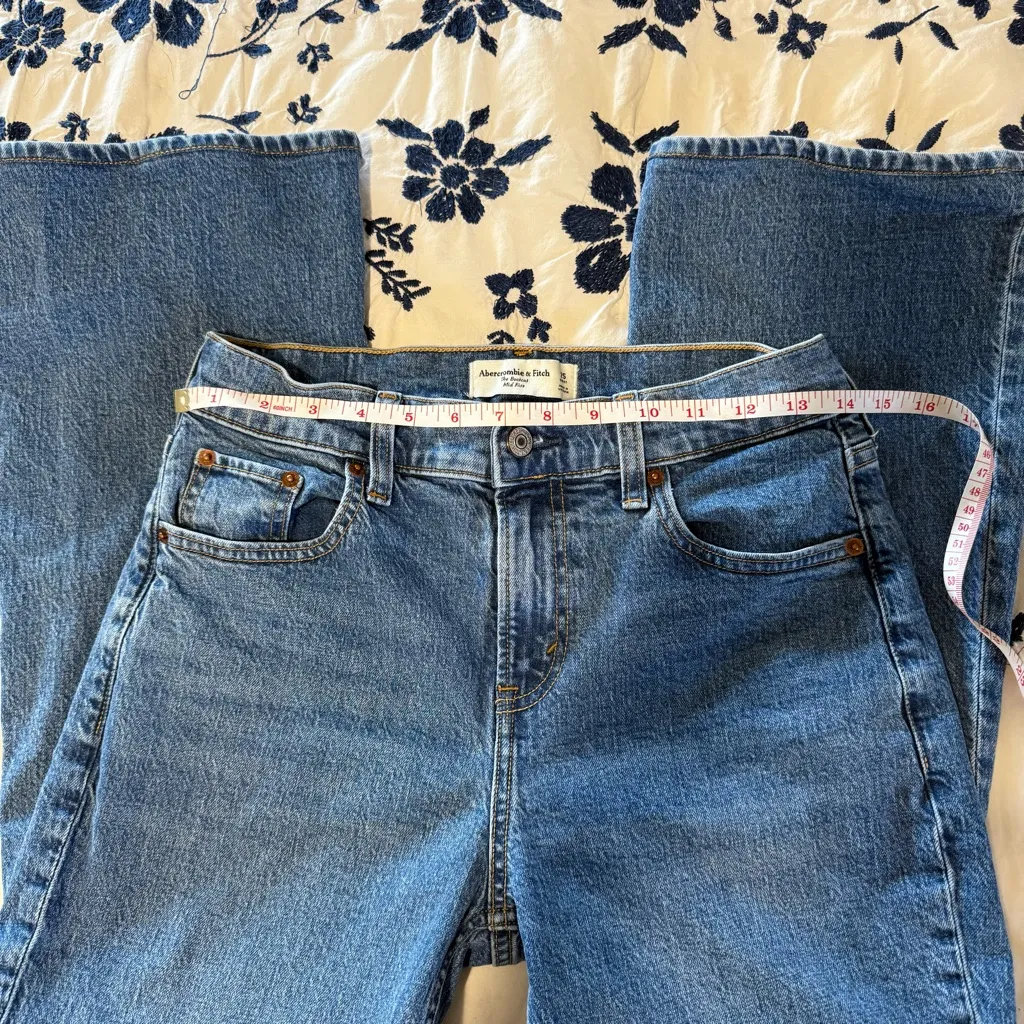 Abercrombie and fitch mid rise boot cut jeans SHORT - Image 6