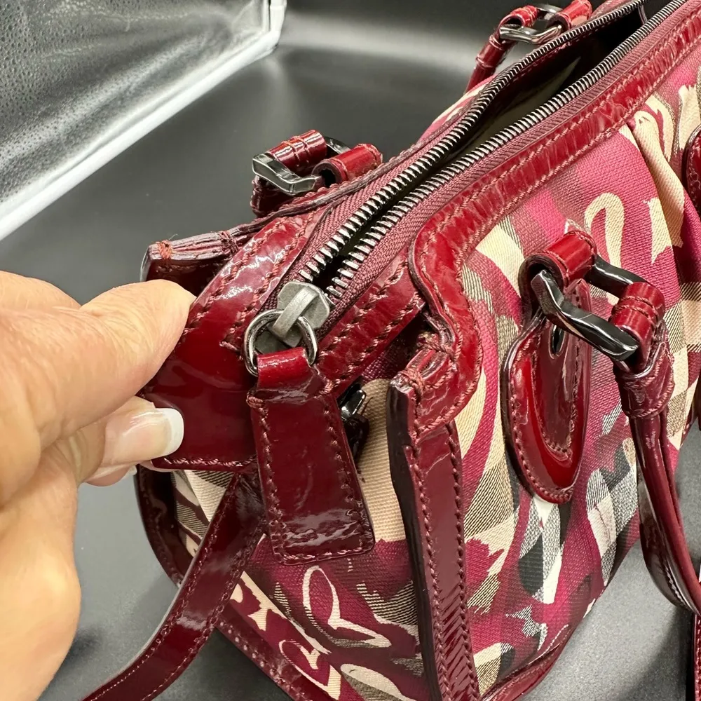 BURBERRY Nova Check Heart Print Pilgrim Satchel Berry - Image 9