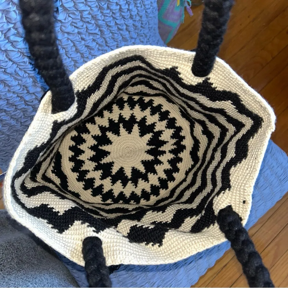 Authentic 100% Wayuu Mochila Colombian Bag Large top handle chevron black beige - Image 8