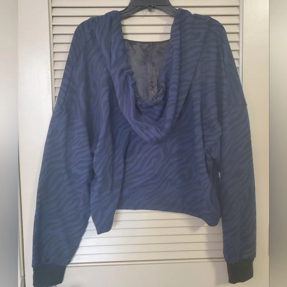 Women's Victoria Secret Blue and Black Tiger Striped Hoodie - Image 3