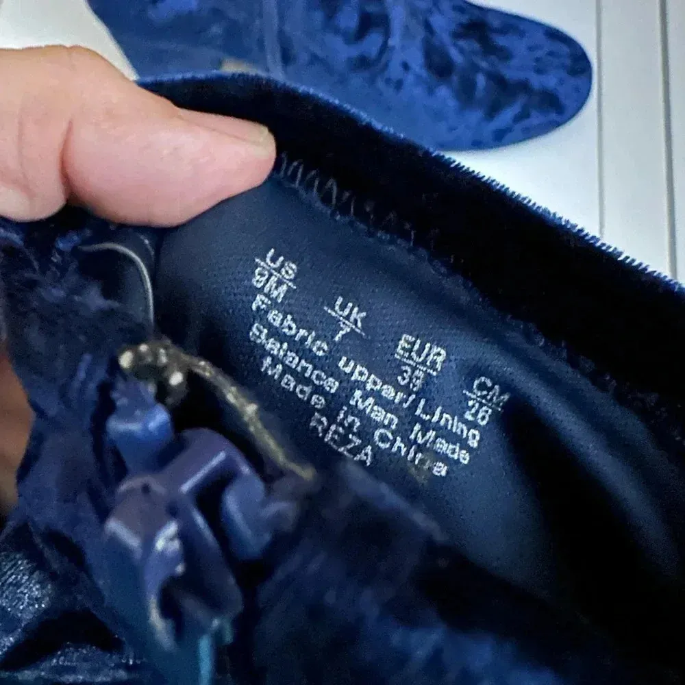 CARLOS BY CARLOS SANTANA WOMEN'S SIZE 9 M BLUE CRUSHED VELVET BLOCK HEEL BOOTS - Image 4