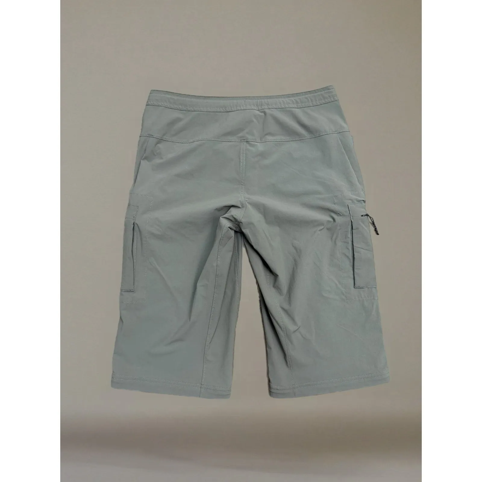 Mountain Hardwear Women's Cargo Shorts Olive Green Hiking Utility Size L - Image 2