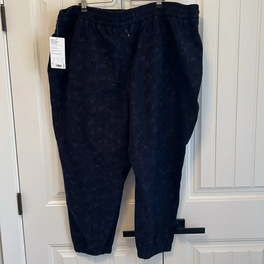 Athleta Printed Farallon Jogger Pants Camo Print Size 26 - NWT - Image 7