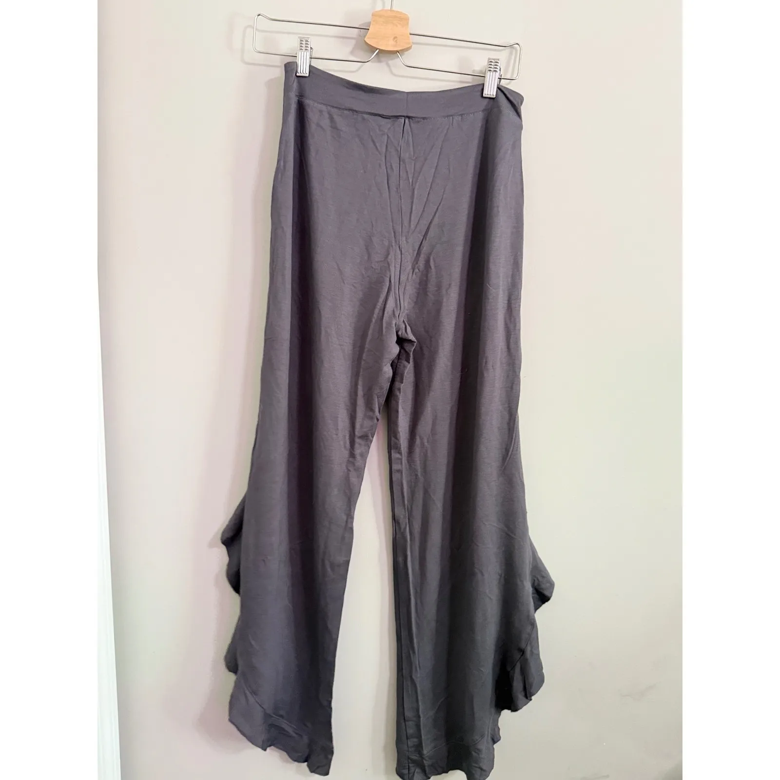 Matilda Jane Women's Gray Ruffle Hem Wide Leg Lounge Pants Size Medium - Image 4