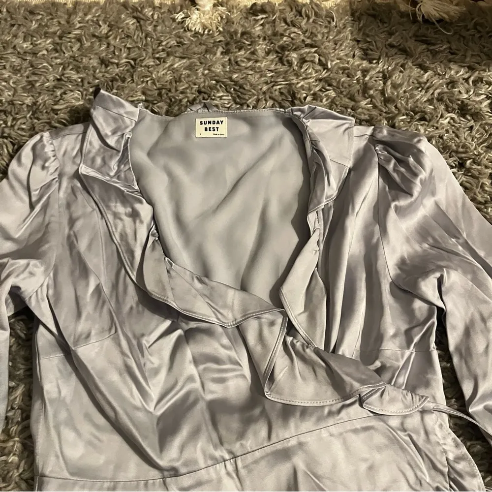 Aritzia Sunday best silver grey ruffle wrap dress size small - Image 4