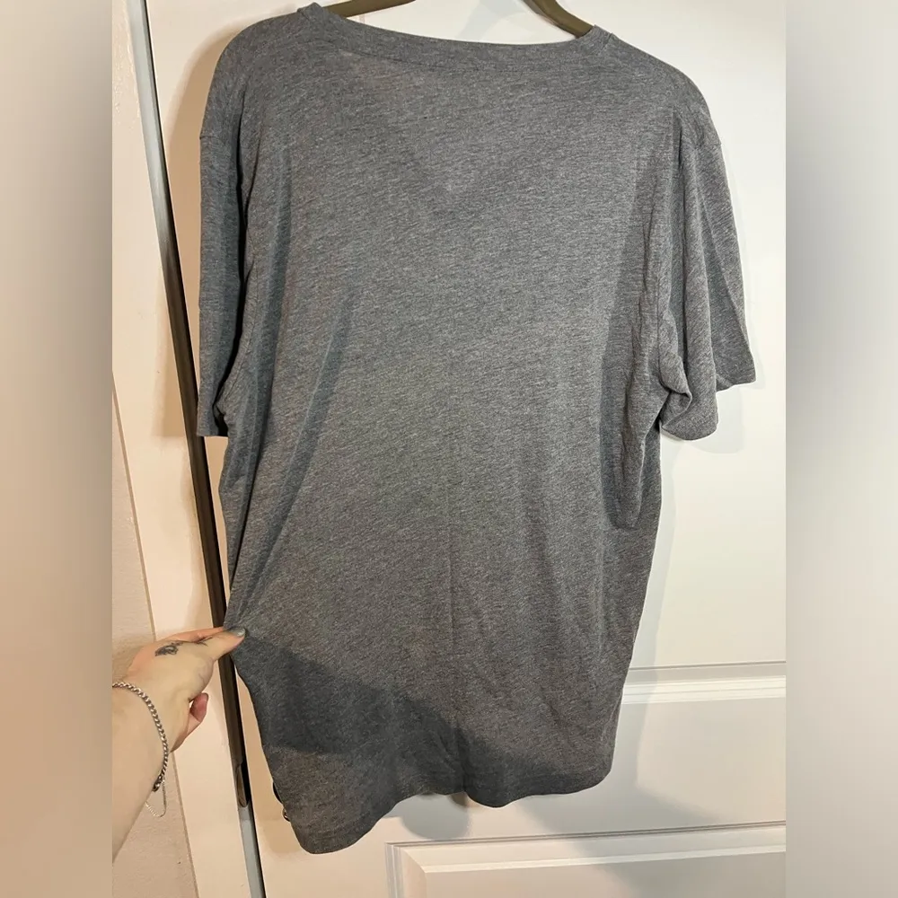 Oliver & Otis “Stadium Lights” Vinyl V Cut Grey Short Sleeve Top Size Small - Image 7