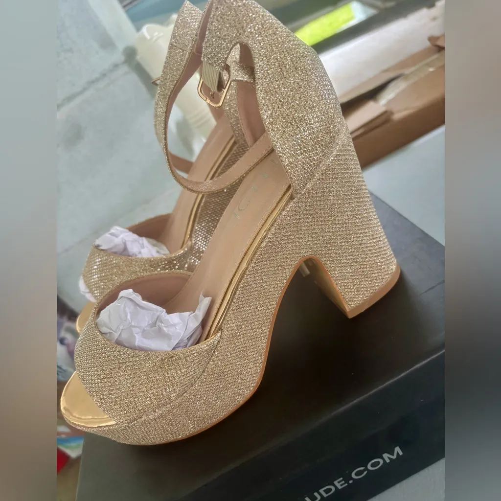 I’ll use Platform Chunky Heels Champagne Gold Glitter Size 7.5 - Image 2
