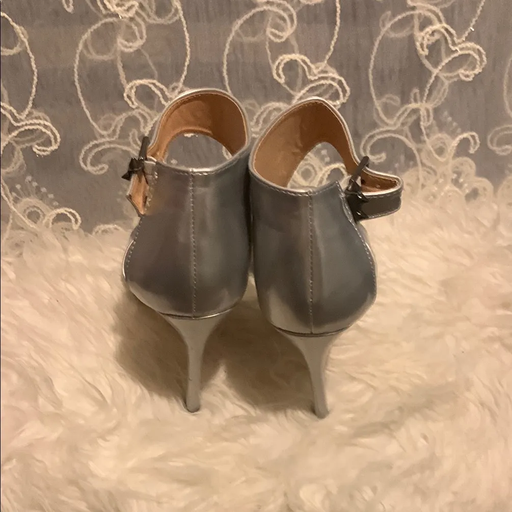 Shoe Dazzle Silver Heels Elegant Design Size 8 - Image 3