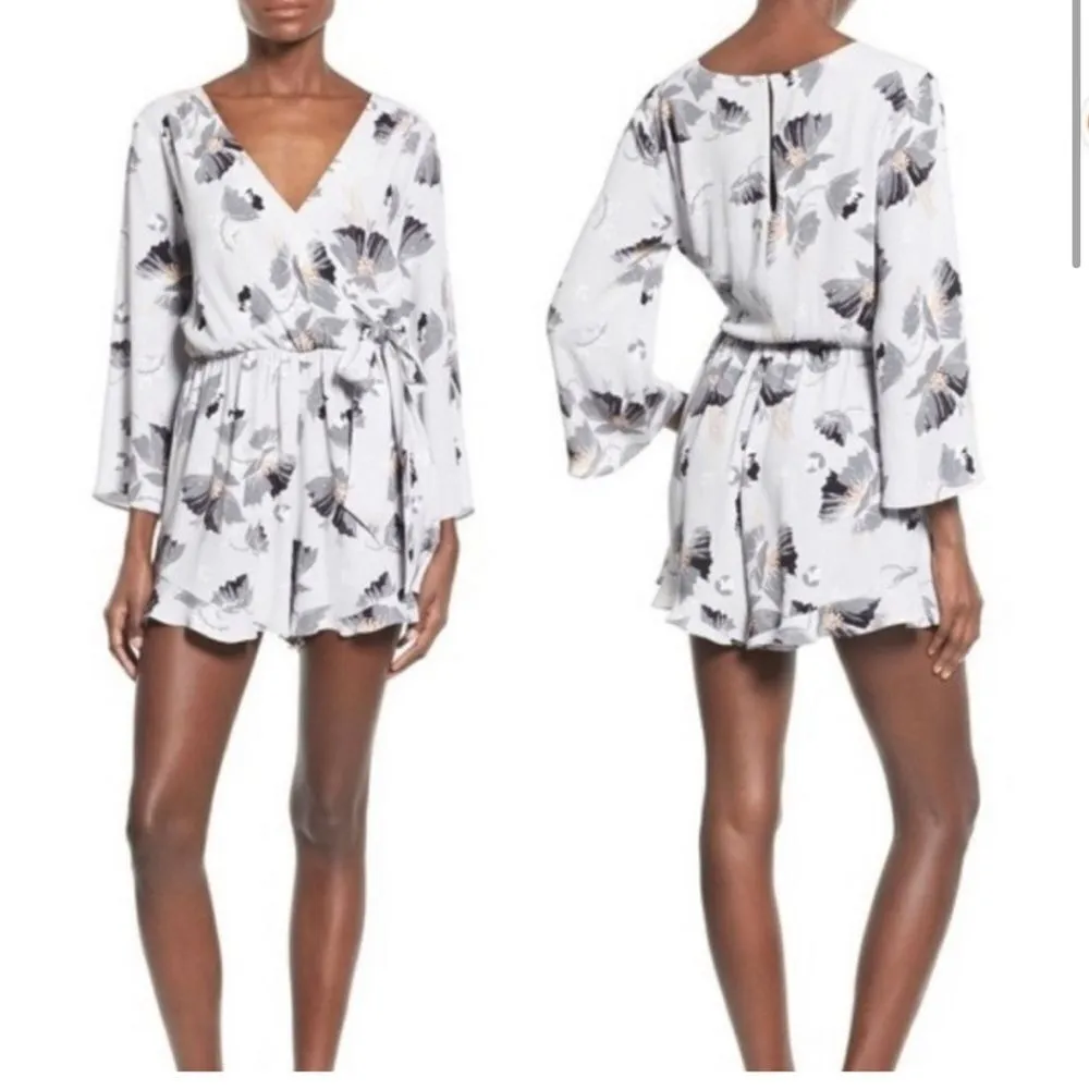 ASTR The Label Floral Romper Gray Poppy Shorts Tie Waist- Size XS - Image 4