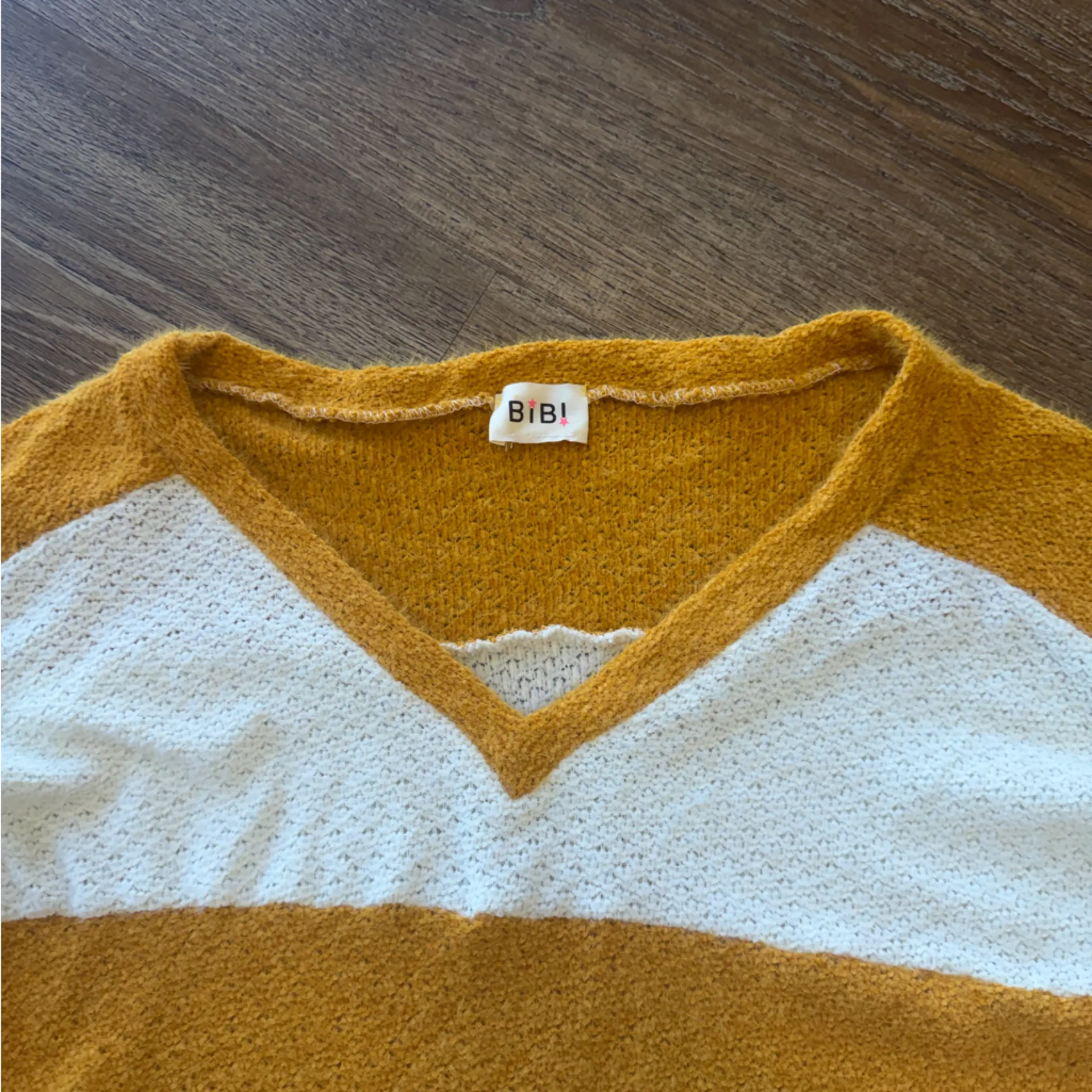 BiBi Mustard and White V - Image 3