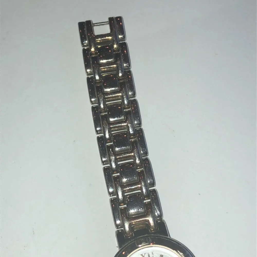 Guess Silver Tone Vintage Watch Wristwatch NEW BATTERY - Image 4