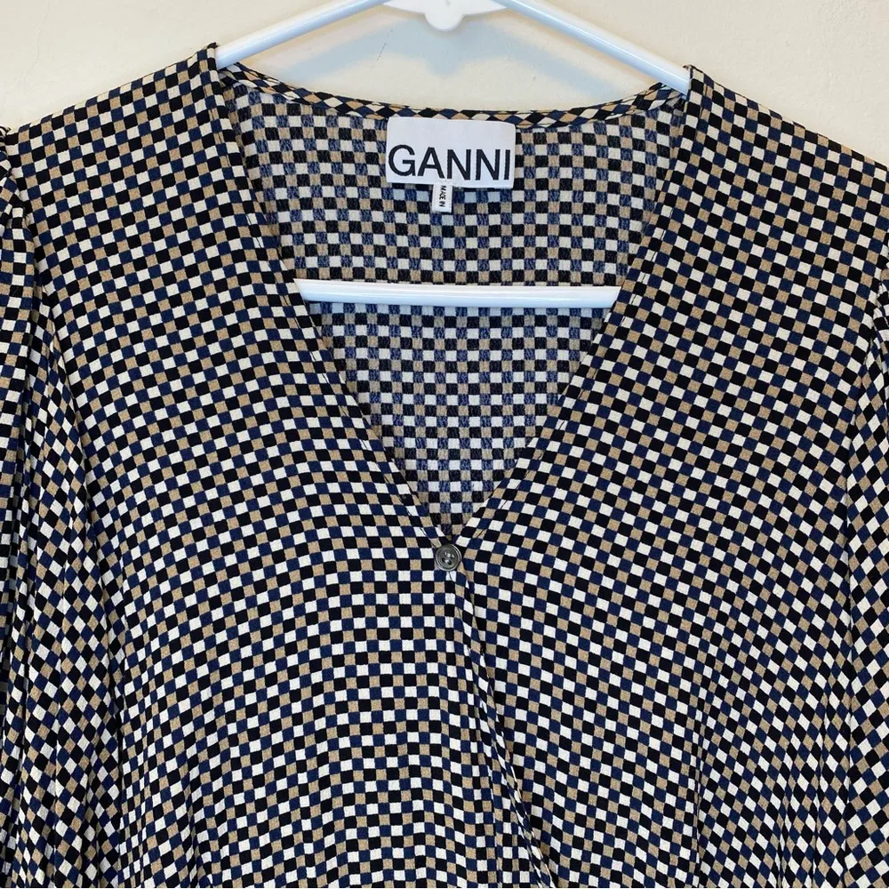GANNI Tannin Checkered V-Neck Crossover Wrap Blouse Puff Sleeve Navy/Tan Sz 40 L - Image 4