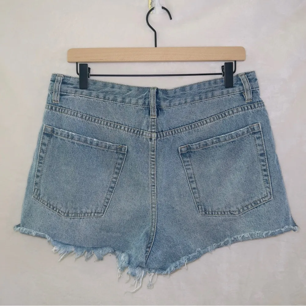 Amuse Society Light Wash Denim High Waisted Button Fly Cut Off Shorts size 31 - Image 5