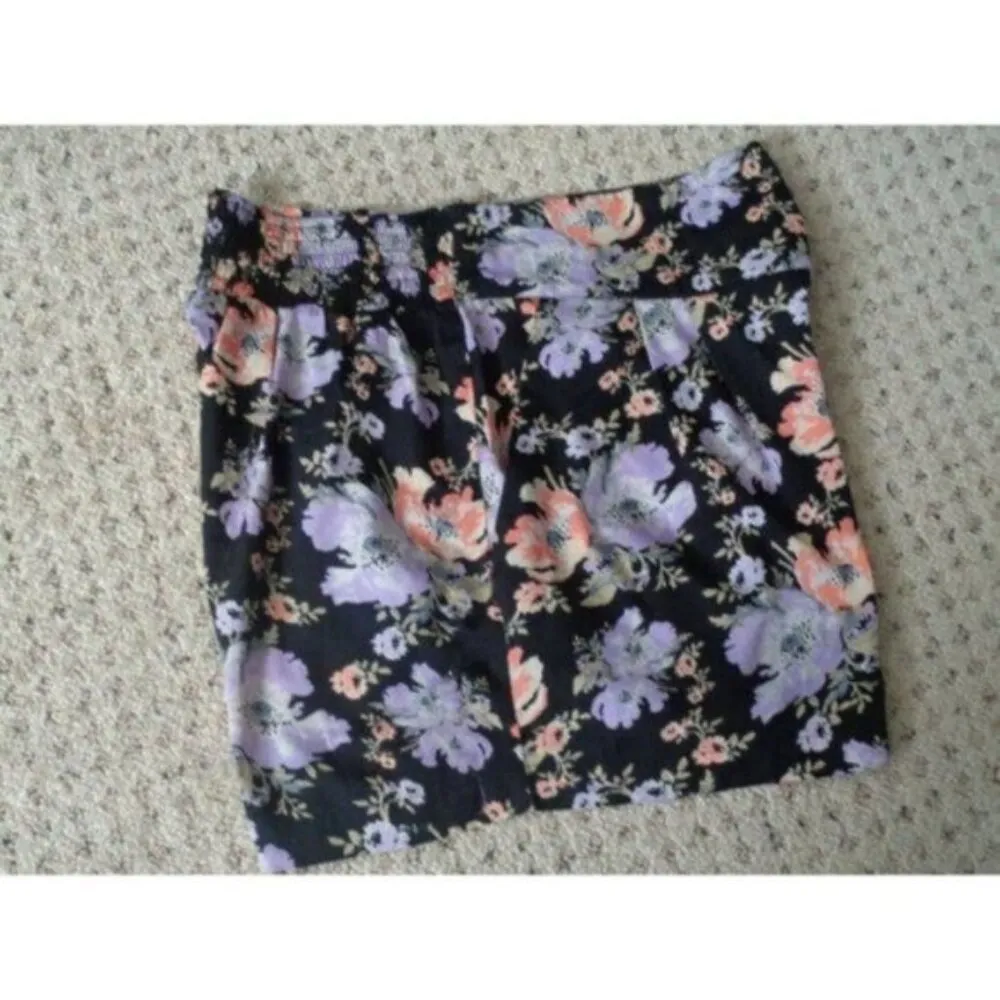 Kimchi Blue women's medium black Floral pull-on shorts - Image 4