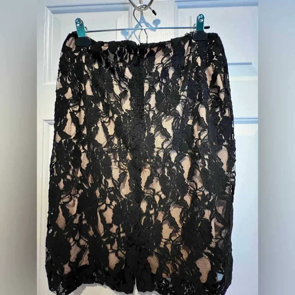 Newport News lace skirt - black lace, tan lining - size 10. - Image 3