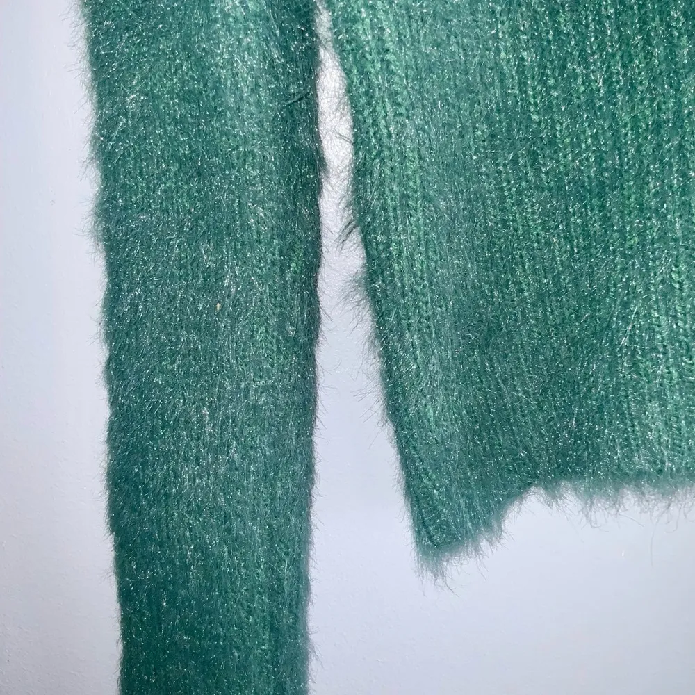 J.O.A. Emerald Green Deep V-Neck Sweater Cozy Fuzzy Casual Cropped Medium - Image 4