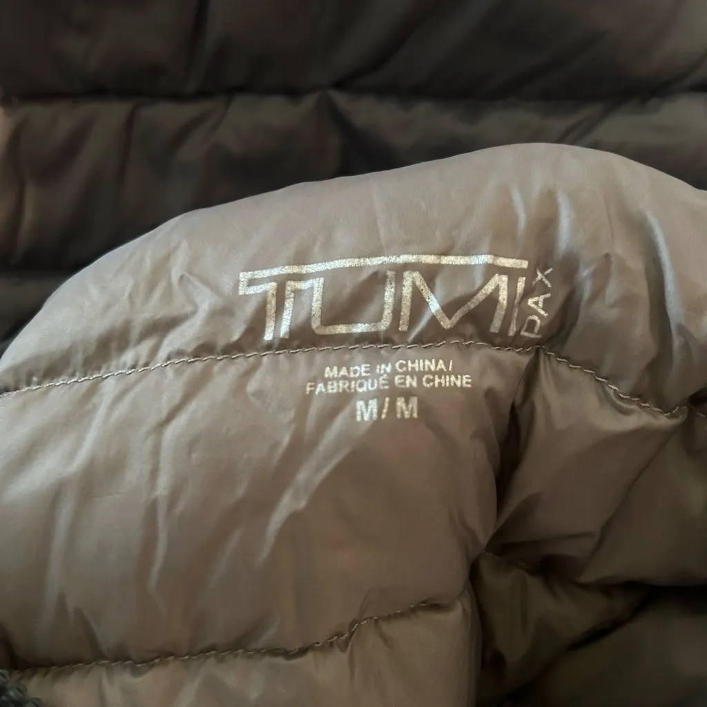 Tumi Women’s Clairmont Packable Travel Puffer Jacket Gray Size Medium Coat Silver - Image 4
