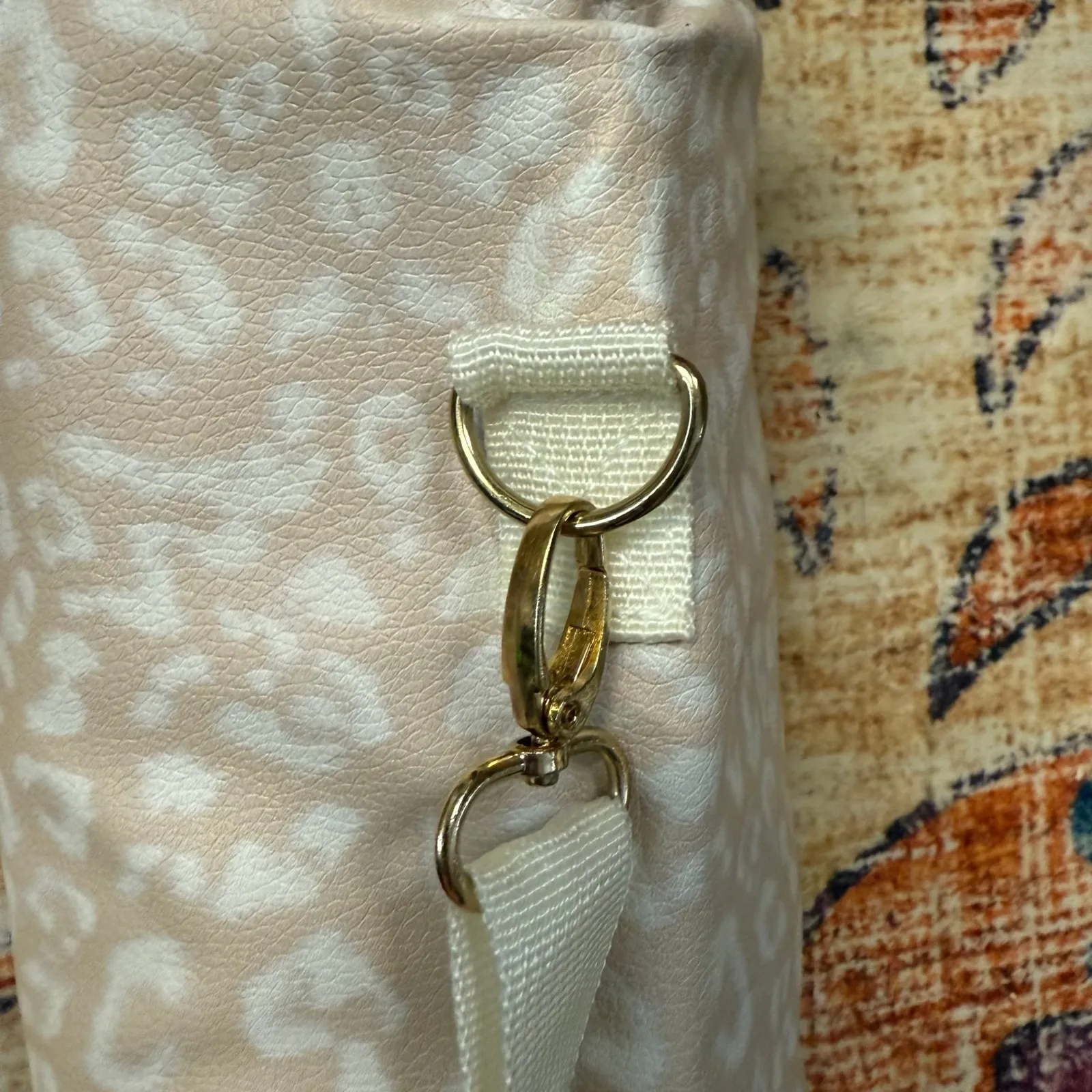 Chicos Cream Leopard Print Insulated Wine Bag Travel Pouch Zipper Strap NWT - Image 3