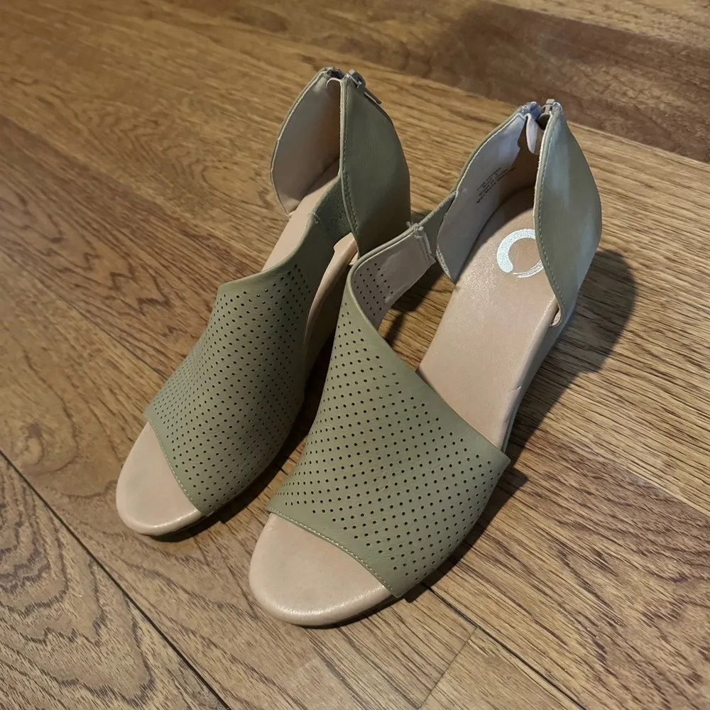 93. JOURNEE COLLECTION Brown Cushioned Aretha Peep Toe Wedge Zip-Up Pumps - Image 12