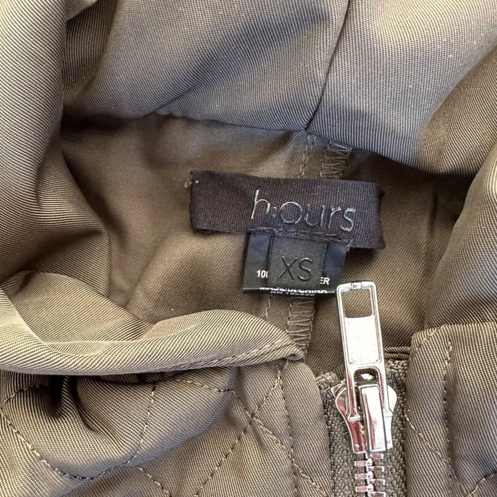 Revolve - h:ours Major Quilted Jacket in Army Green with Hood & Double Zips - Image 3