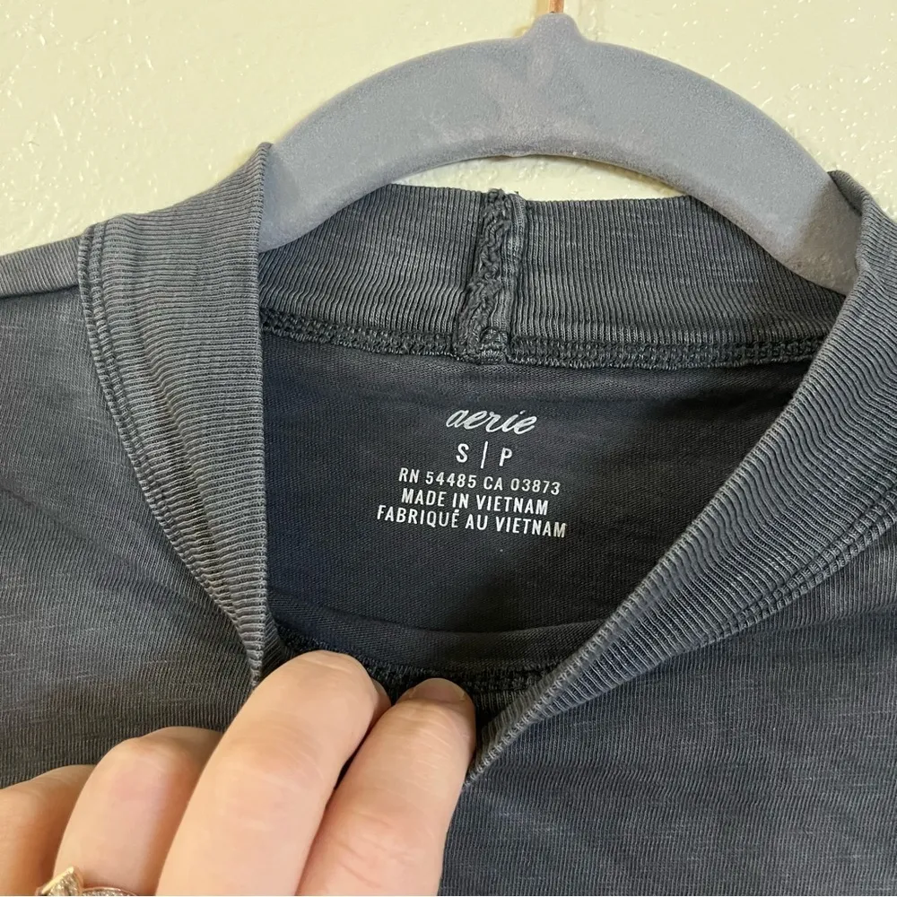 aerie Lightweight Long Sleeve Gray Cropped High Neck Shirt Size Small - Image 8