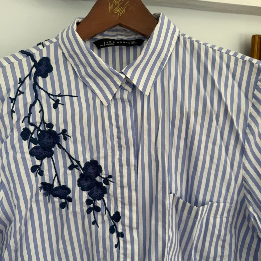 Zara Embroidered Button-down Pin-striped Shirt size‎ Large Blue White - Image 4