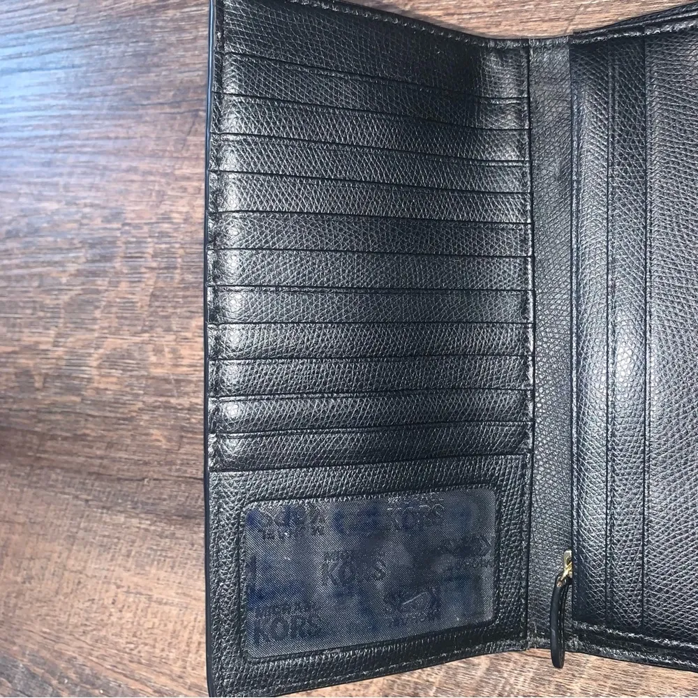 Michael Kors FLORENCE LARGE LOGO FRONT LEATHER TRIFOLD WALLET - Image 8