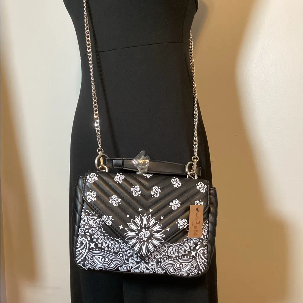 🩵NWT🩵 BANDANA PRINT FAUX LEATHER LOOK CROSS BODY/CLUTCH PURSE 9”x7”W/CHAIN STRAP Black - Image 4